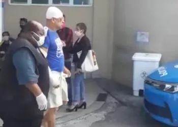 Idoso é linchado e preso após ser flagrado estuprando menina de 6 anos no RJ ( video)