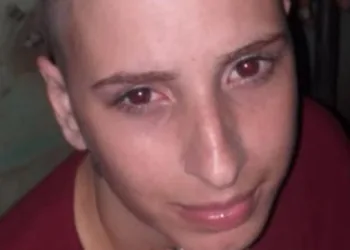 MÃE MALTRATA FILHO EM COMUNIDADE NO RJ  E TRAFICANTES RASPAM SUA CABEÇA( VIDEOS)