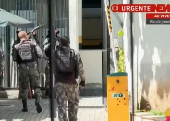 Equipe da TV Globo fica presa durante tiroteio em morro do Rio e repórter narra cenário de tensão