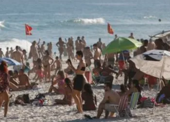 Praias no Rio de Janeiro ficam cheias com sol forte e calor