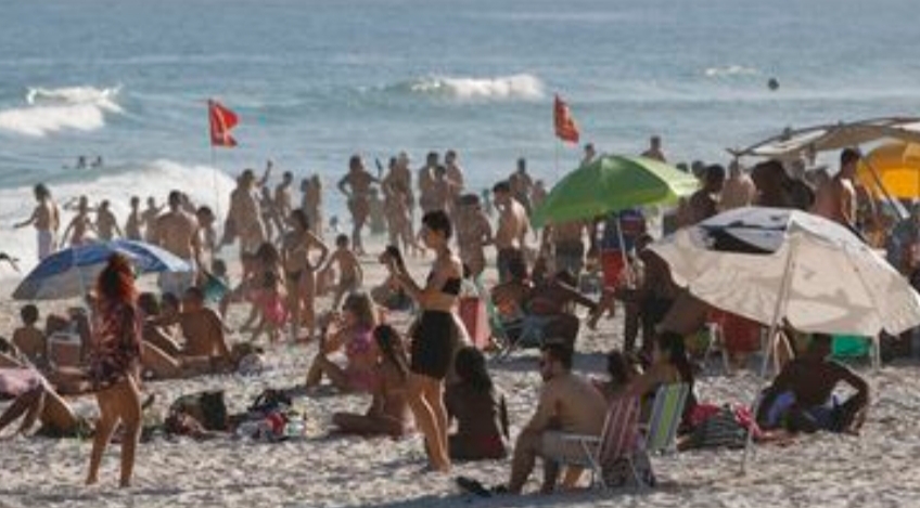 Praias no Rio de Janeiro ficam cheias com sol forte e calor