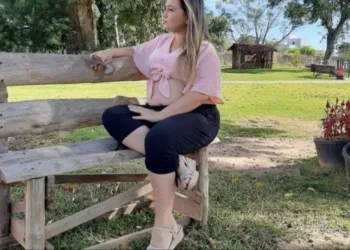Mulher que teve filho arrancado com estilete por “amiga” é enterrada sob forte comoção