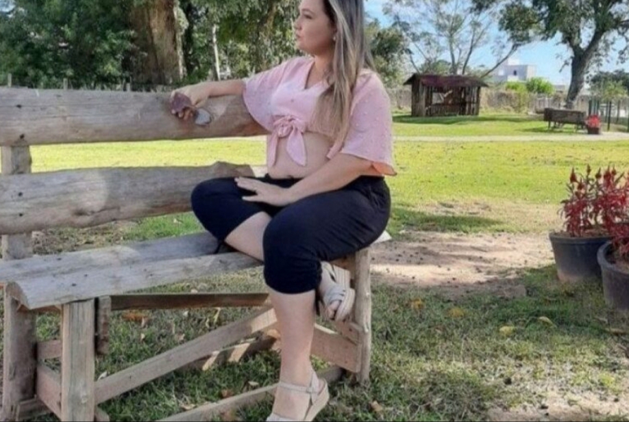 Mulher que teve filho arrancado com estilete por “amiga” é enterrada sob forte comoção