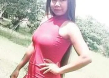 Mulher morre nos braços da irmã após levar mais de 30 facadas do marido na frente dos filhos 