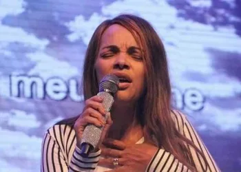 Flordelis convoca fiéis para “levantar clamor” mas não aparece para orar junto com as ovelhas