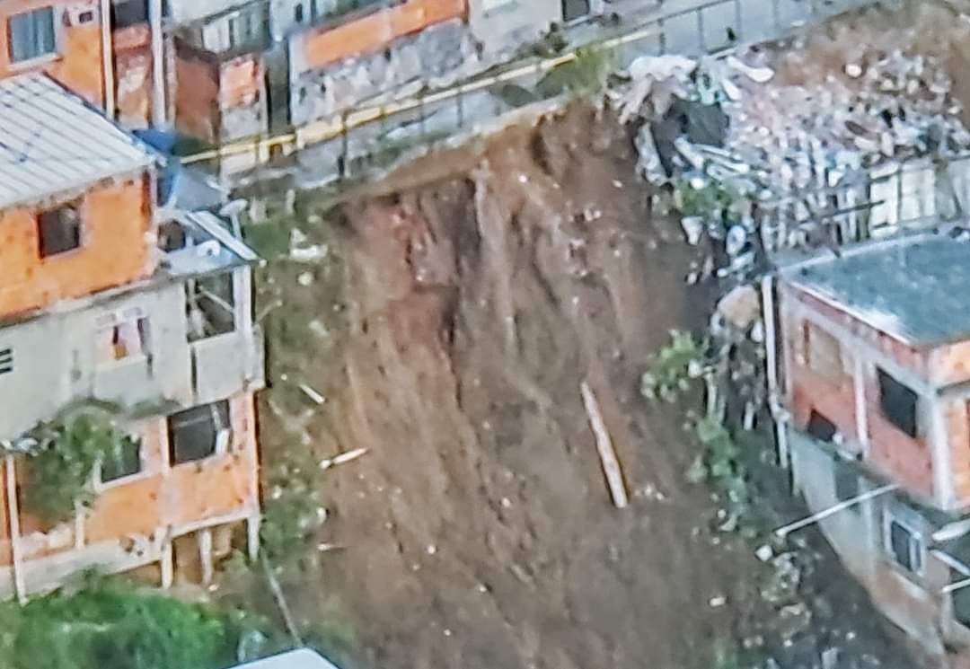 URGENTE: Bombeiros São Acionados Para Deslizamento De Terra Na Mangueira.