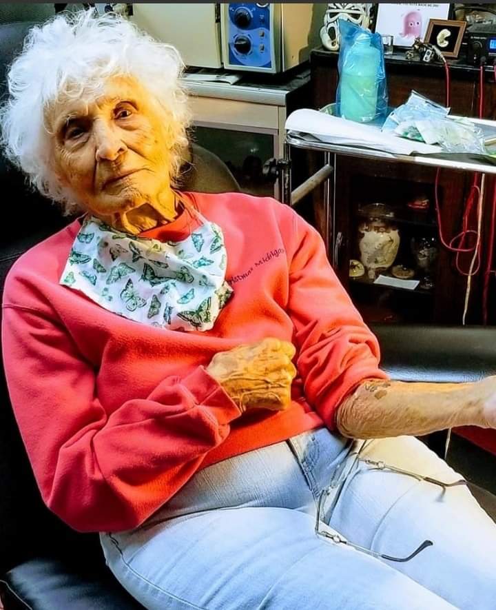 Vovó  de 103 anos faz primeira tatuagem e encerra lista de desejos( fotos)