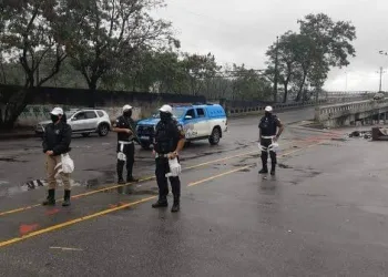 COE, BAC E BOPE FAZEM OPERAÇÃO NA VILA ALIANÇA PARA RETIRAR BARRICADAS E COIBIR BAILE COM PARTICIPAÇÃO DO GRUPO DI PROPÓSITO