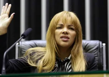 “SEPARAR NÃO POSSO, PORQUE IA ESCANDALIZAR O NOME DE DEUS “, FLORDELIS ESCREVEU AOS FILHOS