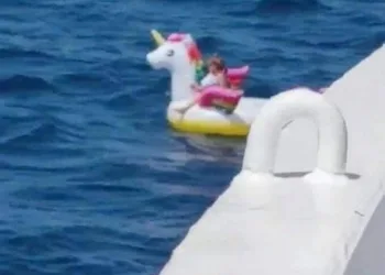 CRIANÇA QUE FLUTUAVA EM BOIA DE UNICÓRNIO É RESGATADA A 500 METROS DA PRAIA