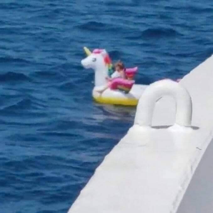 CRIANÇA QUE FLUTUAVA EM BOIA DE UNICÓRNIO É RESGATADA A 500 METROS DA PRAIA