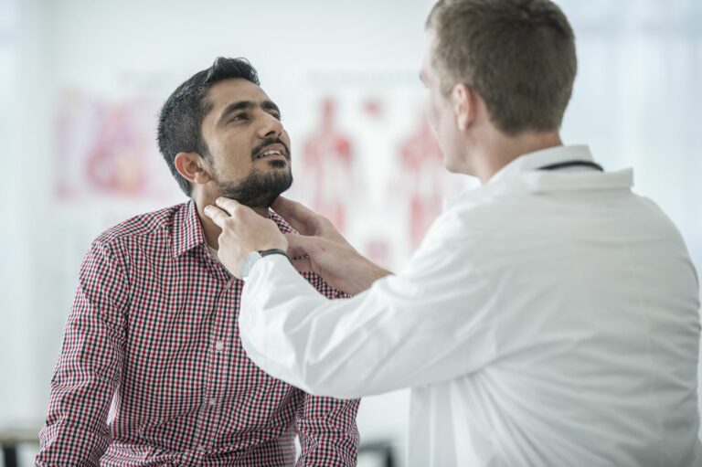 SUS oferece cirurgia de tireoide que não deixa cicatriz