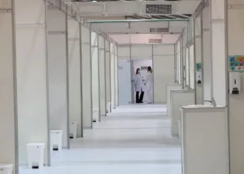 Três hospitais de campanha que nem foram inaugurados pelo Governo do Estado começaram a ser desmontados, nesta quarta-feira (5).