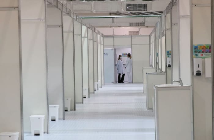 Três hospitais de campanha que nem foram inaugurados pelo Governo do Estado começaram a ser desmontados, nesta quarta-feira (5).