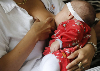 Campanha Agosto Dourado: mães com covid-19 devem continuar amamentando