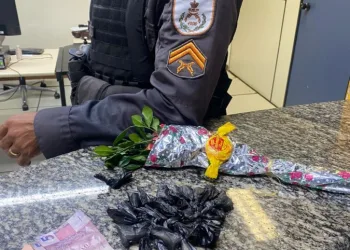 Traficantes românticos são presos com buquê de drogas e bombons no RJ