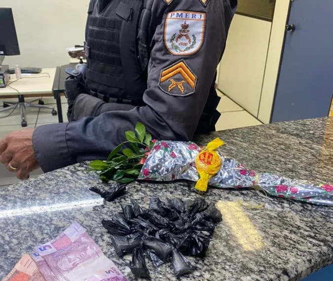 Traficantes românticos são presos com buquê de drogas e bombons no RJ