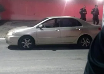 MULHER É ENCONTRADA MORTA DENTRO DE VEÍCULO NO RJ