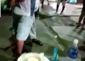 Vídeo: Policial Civil de folga usa fuzil para ameaçar frequentadores de um bar no RJ