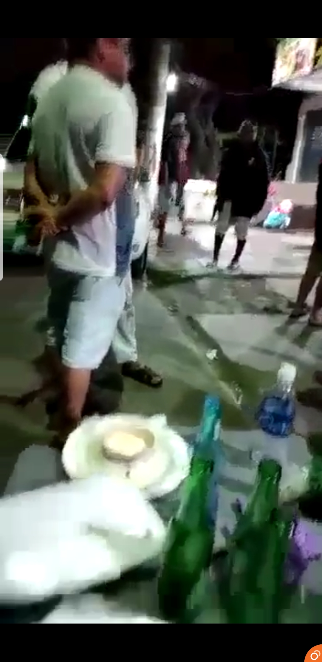 Vídeo: Policial Civil de folga usa fuzil para ameaçar frequentadores de um bar no RJ