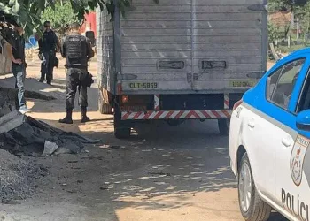 PM resgata motorista e ajudante que estavam sendo feito reféns em comunidade de Niterói