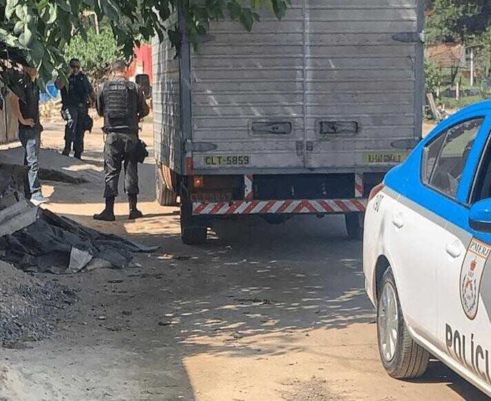 PM resgata motorista e ajudante que estavam sendo feito reféns em comunidade de Niterói