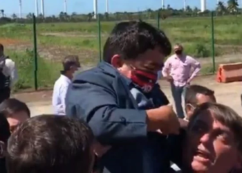 Bolsonaro levanta anão achando que era criança durante ato em Sergipe( video)