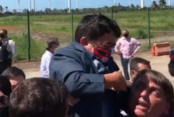 Bolsonaro levanta anão achando que era criança durante ato em Sergipe( video)