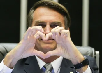Aprovação de Bolsonaro sobe para 52%, indica pesquisa