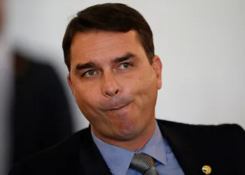 Flávio Bolsonaro diz que Witzel é psicopata e mentiroso