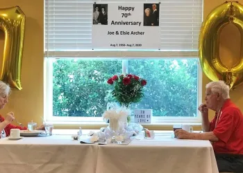 Casal celebra 70 anos juntos com almoço a dois metros de distância