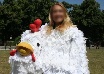 Mulher começa subitamente a pensar que é uma galinha e é internada