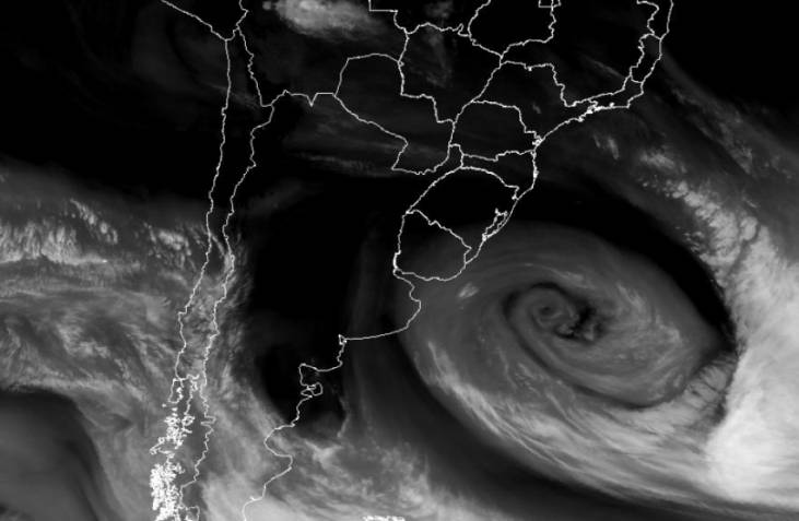 Ciclone extratropical se aproxima da Bahia, alerta a Marinha