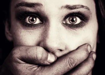 Polícia realiza operação para prender suspeitos de violência contra mulher