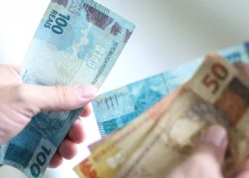 Governo prevê salário mínimo de R$ 1.067 em 2021