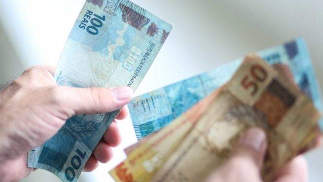 Governo prevê salário mínimo de R$ 1.067 em 2021