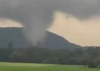 Passagem de tornados em Santa Catarina deixa um morto