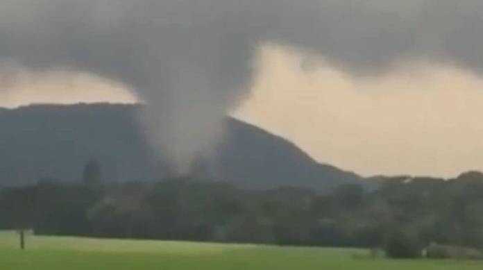 Passagem de tornados em Santa Catarina deixa um morto