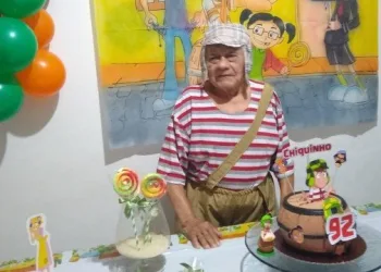vovô faz aniversário de 92 anos vestido de Chaves