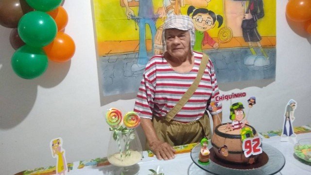 vovô faz aniversário de 92 anos vestido de Chaves
