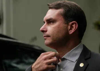 Senador Flávio Bolsonaro é diagnosticado com Covid