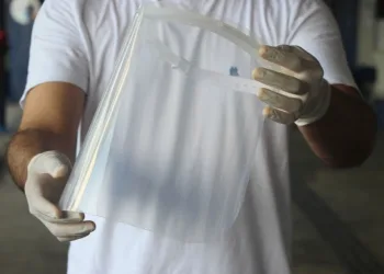 Covid-19: Pesquisa revela que visor transparente é ineficaz