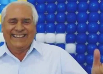 Prefeito esfaqueia vizinho que reclamou de cheiro de fezes