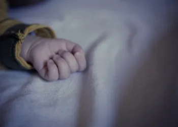 Babá é presa por pedofilia após filmar bebê de 10 meses