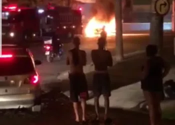 Carro pegando fogo em Campo Grande ( video)