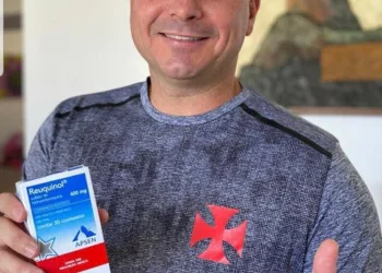 Flávio Bolsonaro publica imagem com cloroquina e afirma estar curado da Covid