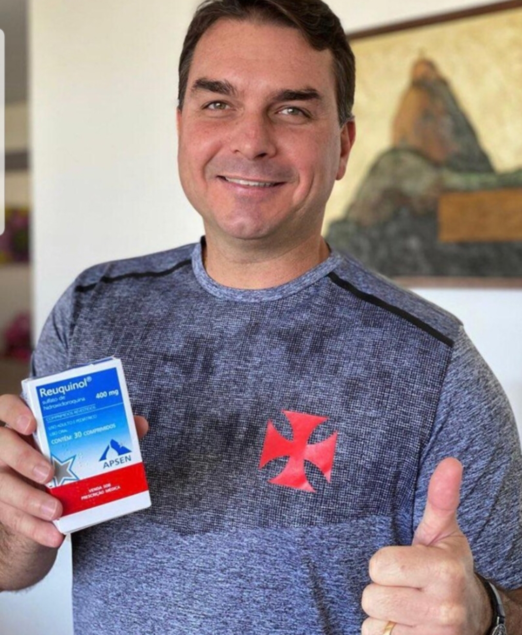 Flávio Bolsonaro publica imagem com cloroquina e afirma estar curado da Covid