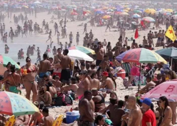 Cariocas e turistas voltam a lotar areias das praias do Rio num domingo de sol