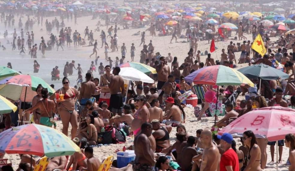Cariocas e turistas voltam a lotar areias das praias do Rio num domingo de sol