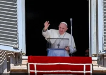 Papa diz que fofoca é peste pior do que coronavírus